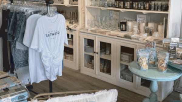 304 カイルアの人気ショッピングエリアでチャンス!海沿いライフスタイルを届けるブティックが売却中