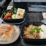 ハワイアン航空が無料機内食を廃止｜2026年のハワイ経済に見える新しいビジネスチャンスとは」